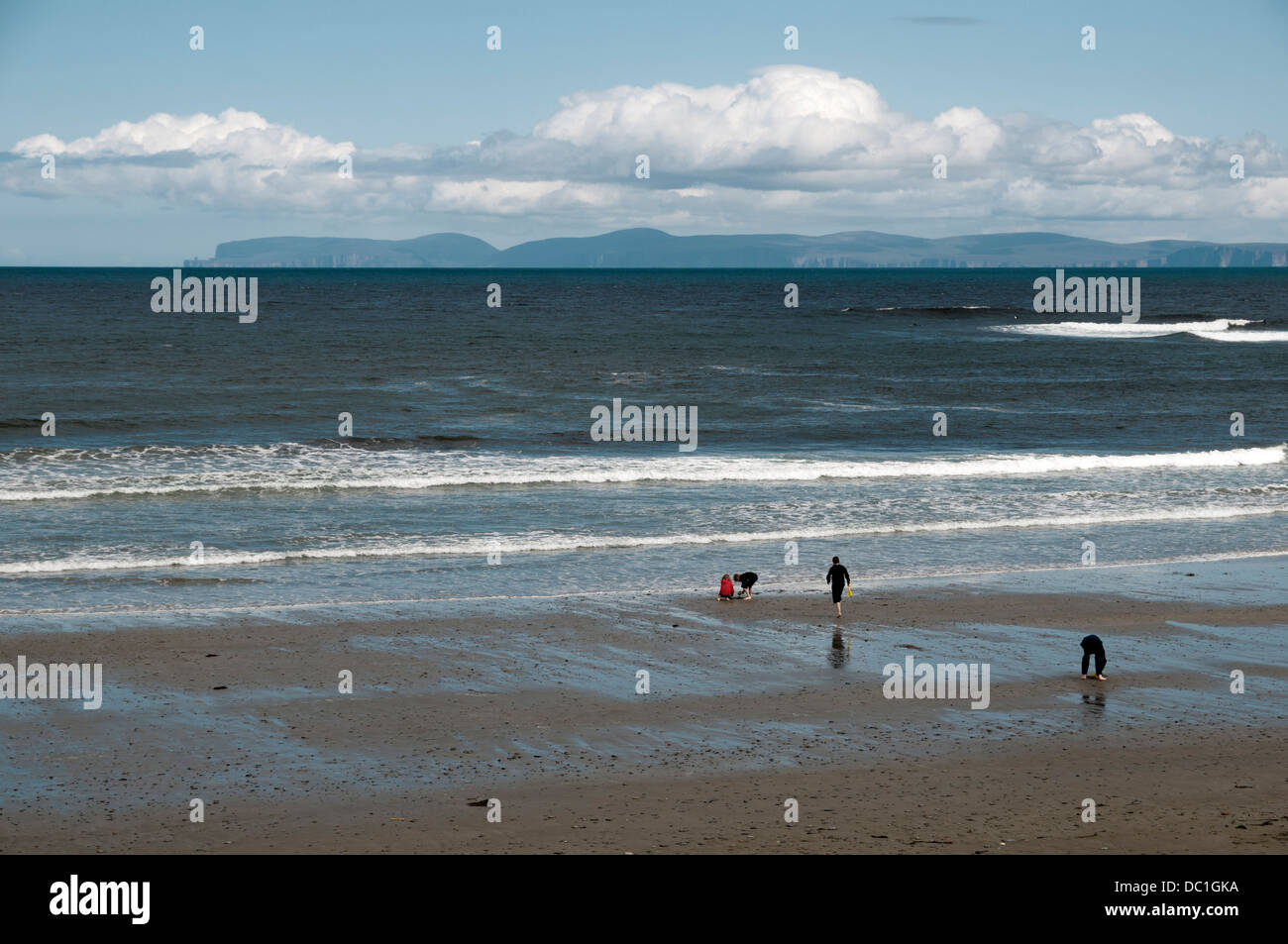 Der Strand von Thurso, Caithness mit den Hügeln von Hoy, Orkney, im Hintergrund.  Thurso, Caithness, Schottland, UK Stockfoto