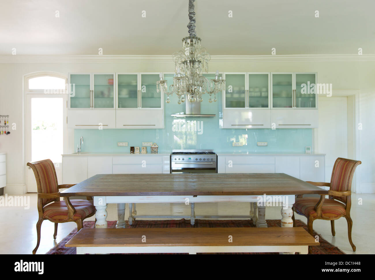 Kronleuchter über Holztisch in der Küche Stockfoto