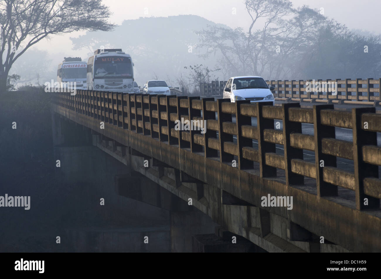 Fahrzeuge auf der Brücke, Pune, Maharashtra, Indien Stockfoto