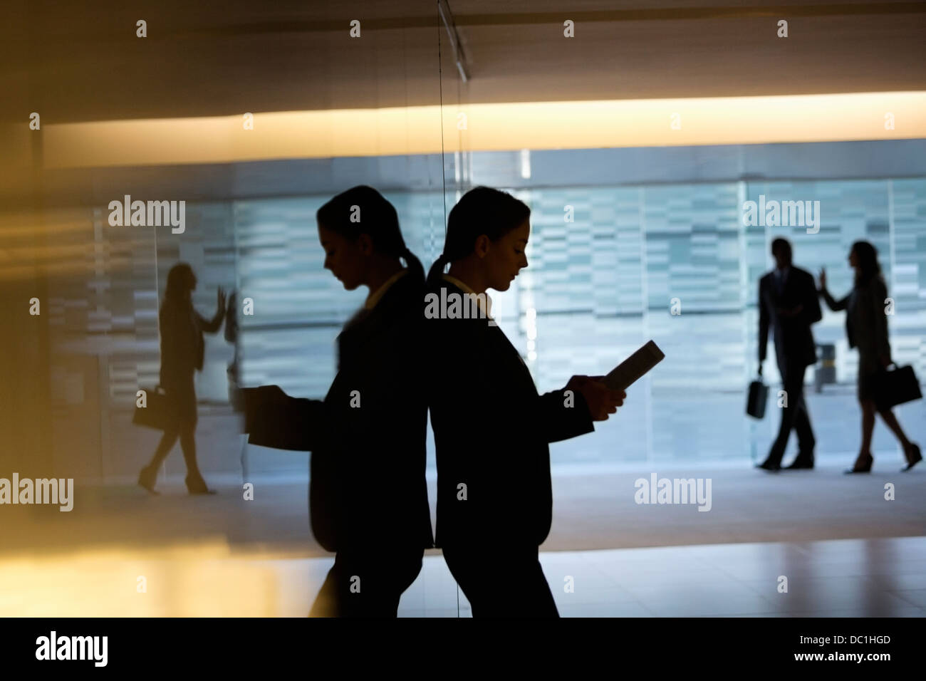 Geschäftsfrau mit digital-Tablette in lobby Stockfoto