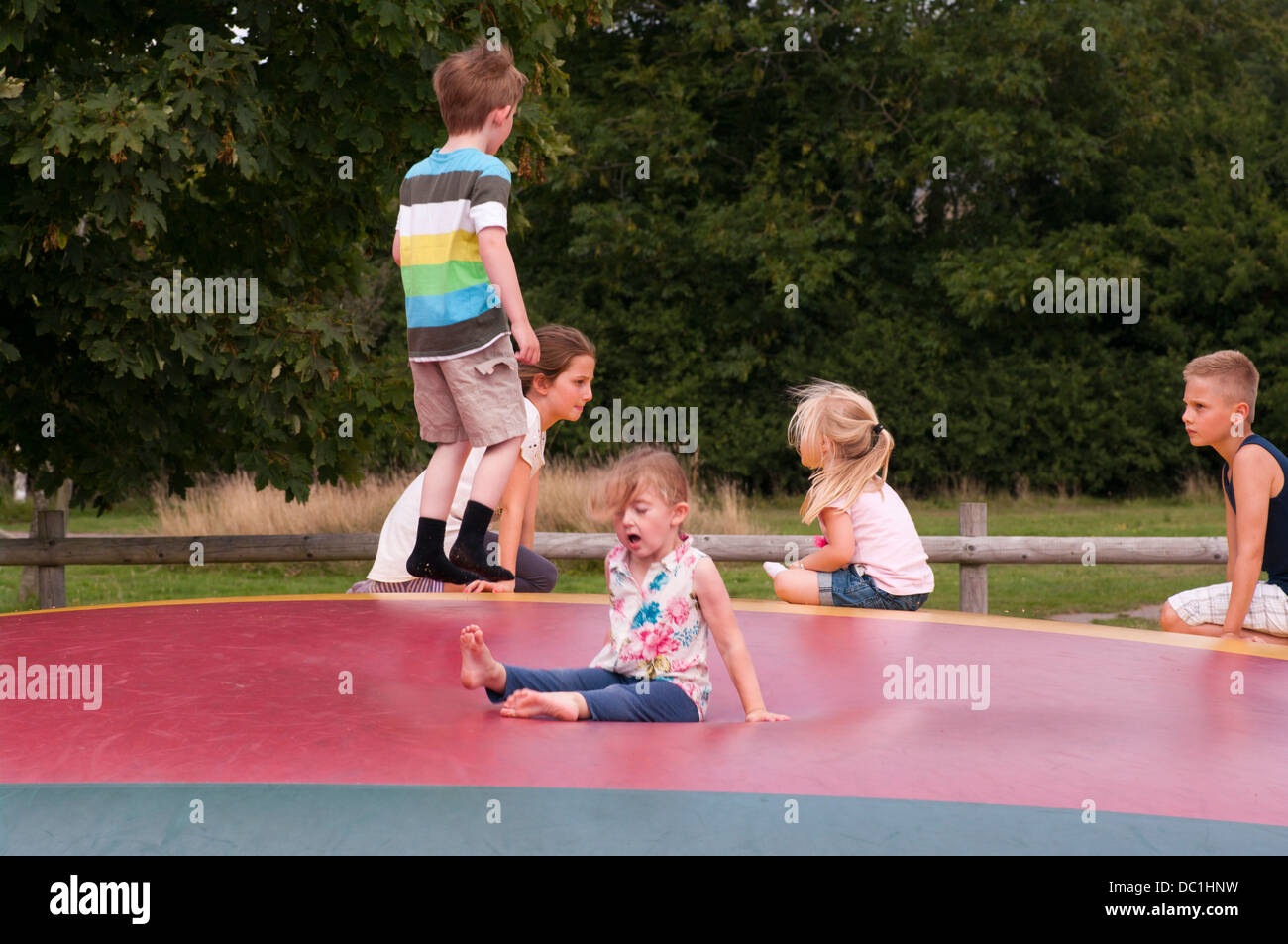 Kinder spielen zusammen auf ein Trampolin Stockfoto