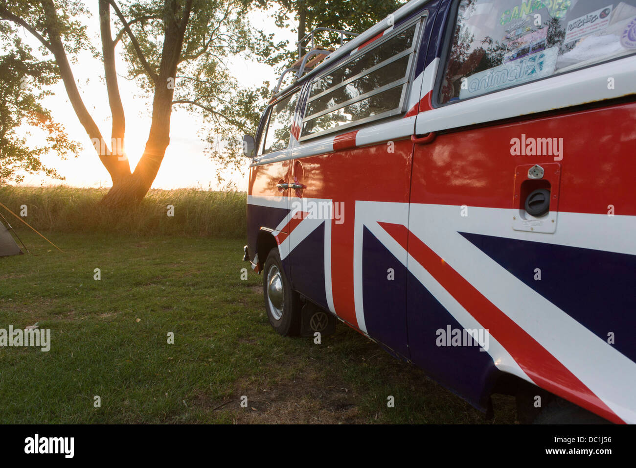 Ein VW-Campingbus geschmückt mit britischen Union Jacks Farben auf einem Campingplatz am Reedham auf den Norfolk Broads (weitere Beschriftung in Beschreibung). Stockfoto
