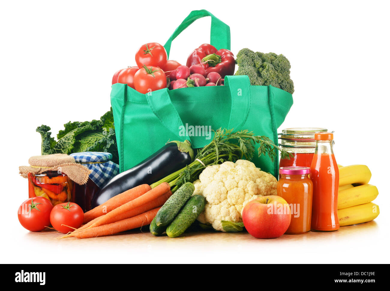 Einkaufstasche mit sortierten Supermarkt-Produkte, die isoliert auf weiss Stockfoto