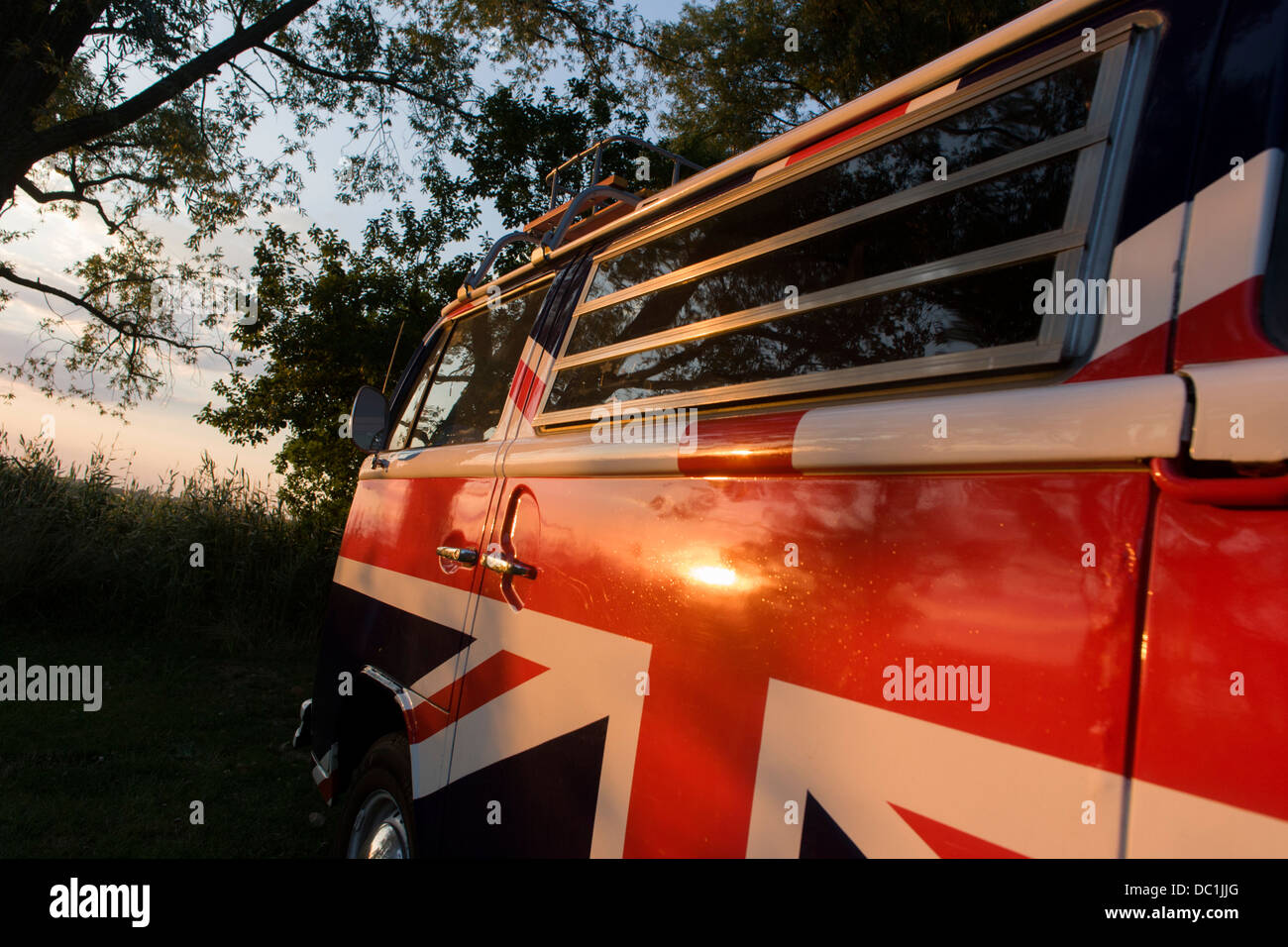Ein VW-Campingbus geschmückt mit britischen Union Jacks Farben auf einem Campingplatz am Reedham auf den Norfolk Broads (weitere Beschriftung in Beschreibung). Stockfoto