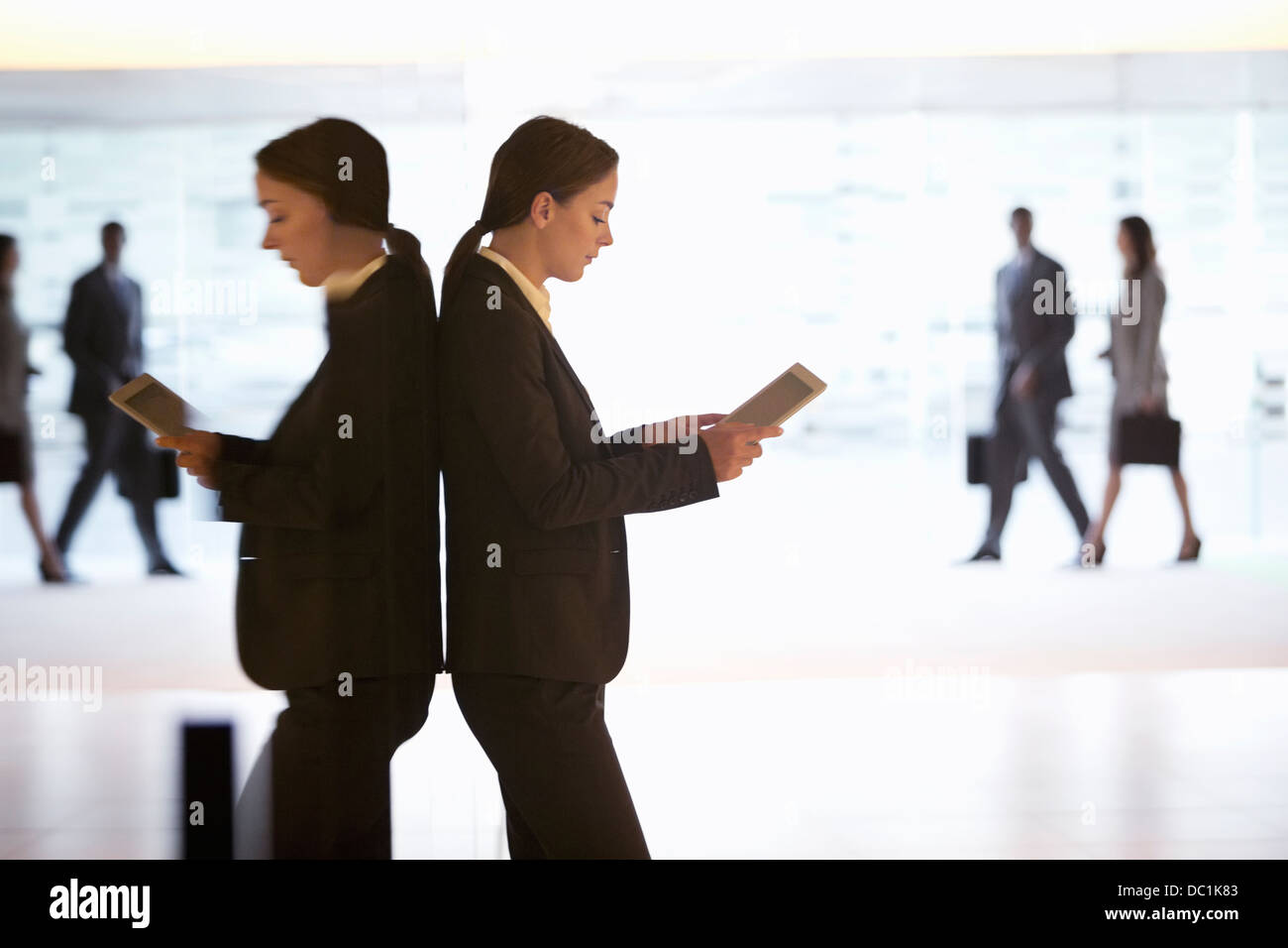 Geschäftsfrau mit digital-Tablette in lobby Stockfoto