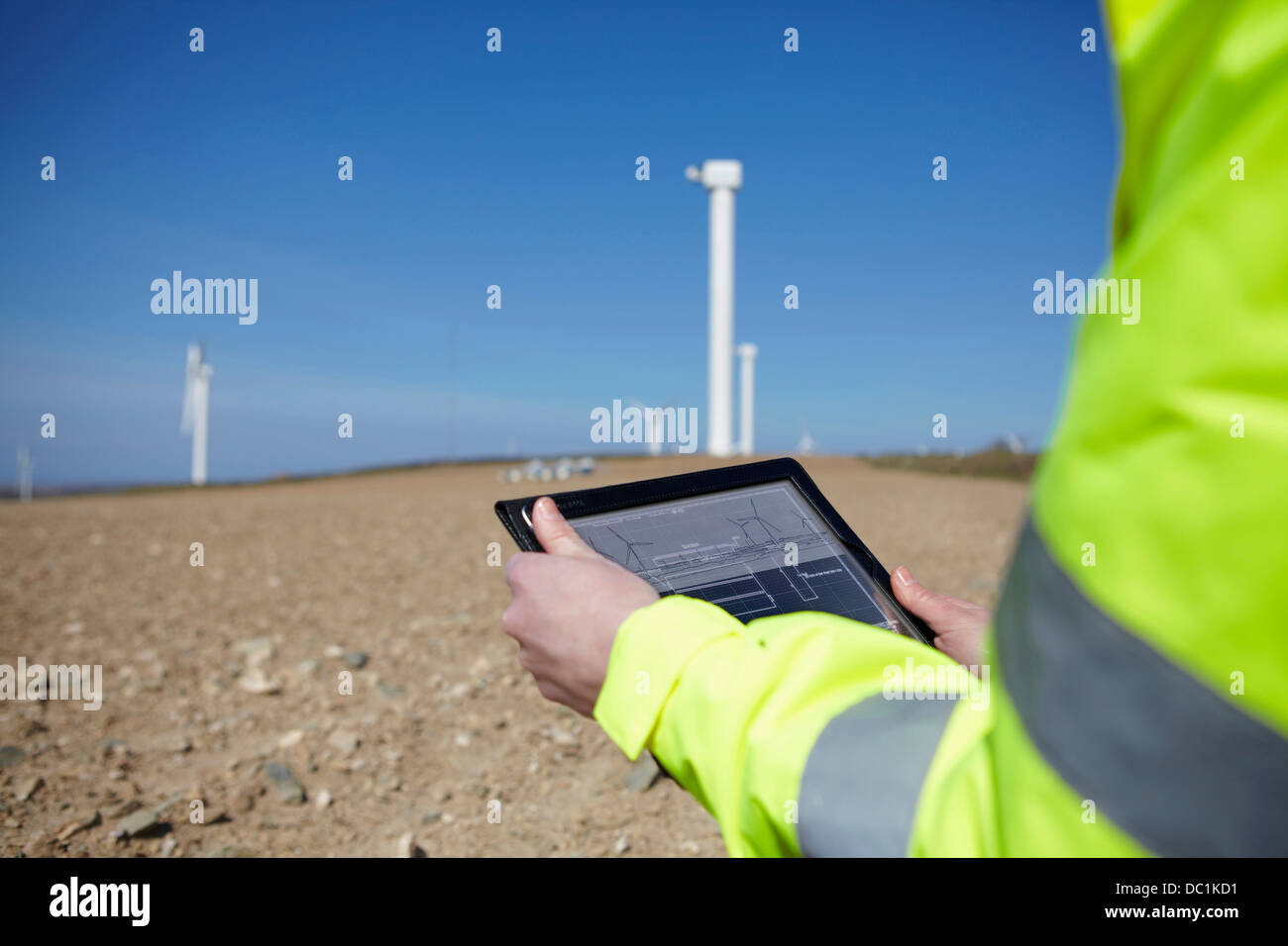 Projektmanager mit digital-Tablette vor Windpark Stockfoto