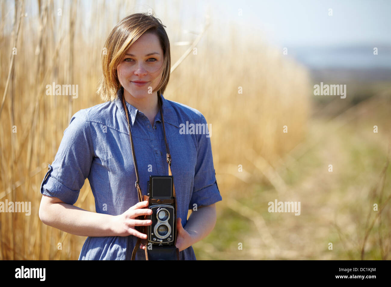 Porträt der jungen Frau, die Kamera zu halten, Nahaufnahme Stockfoto