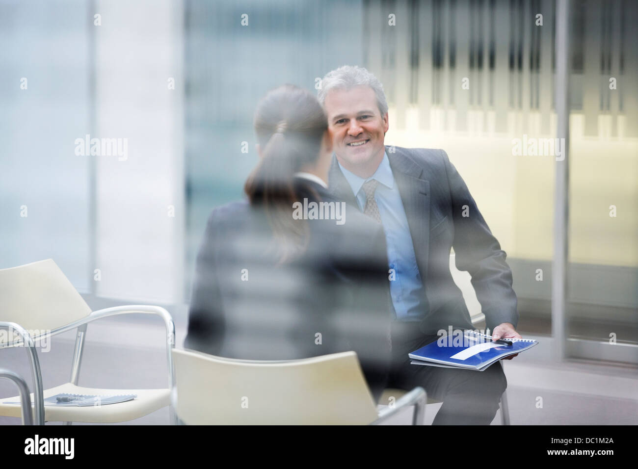 Lächelnde Geschäftsmann, Geschäftsfrau im Gespräch Stockfoto