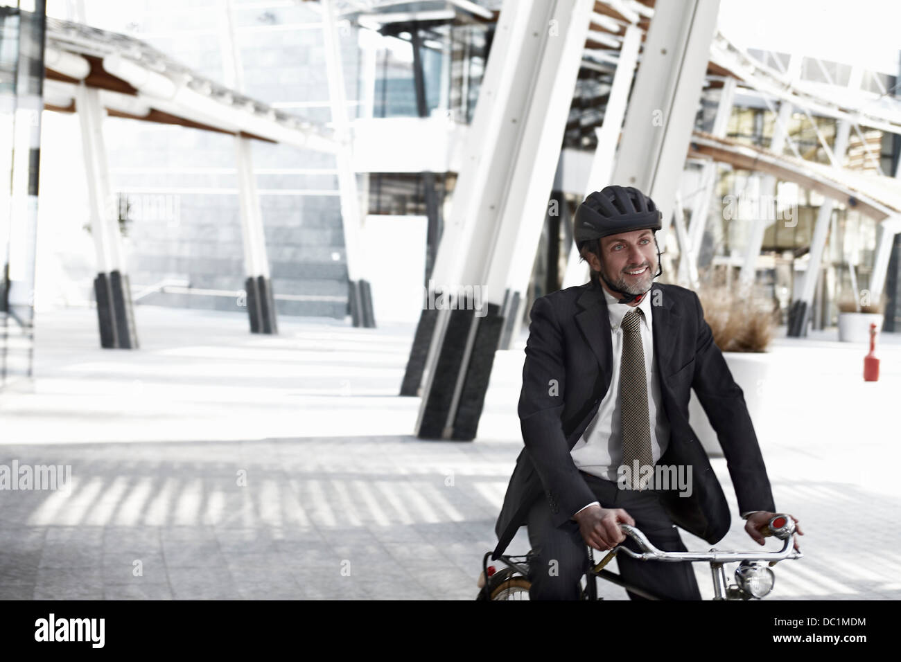 Mitte adult Geschäftsmann Reiten Fahrrad in der Stadt Stockfoto