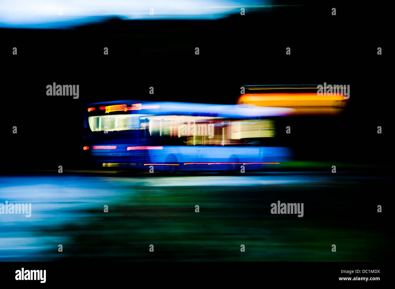 Erste Group-Bus am Abend Zeit Nr. 13 in Bad Somerset Stockfoto