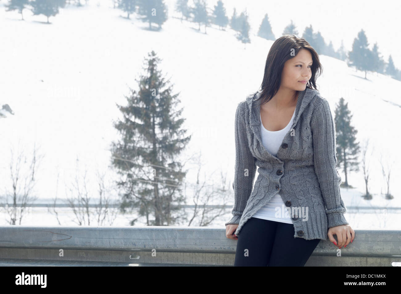 Candid Porträt der jungen Frau vor Ski-Hügel Stockfoto