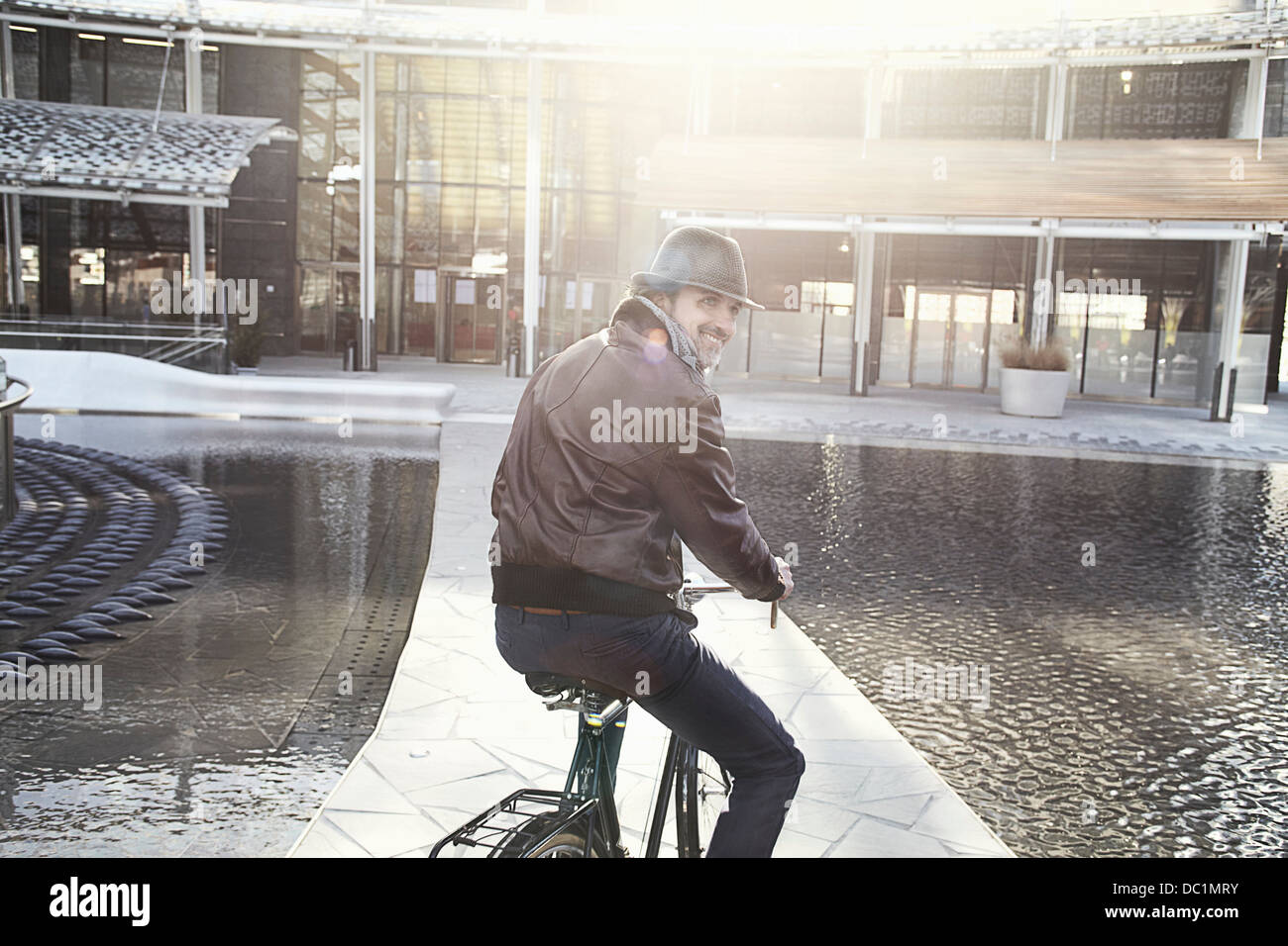 Mitte erwachsener Mann genießen Radtour in Stadt Stockfoto