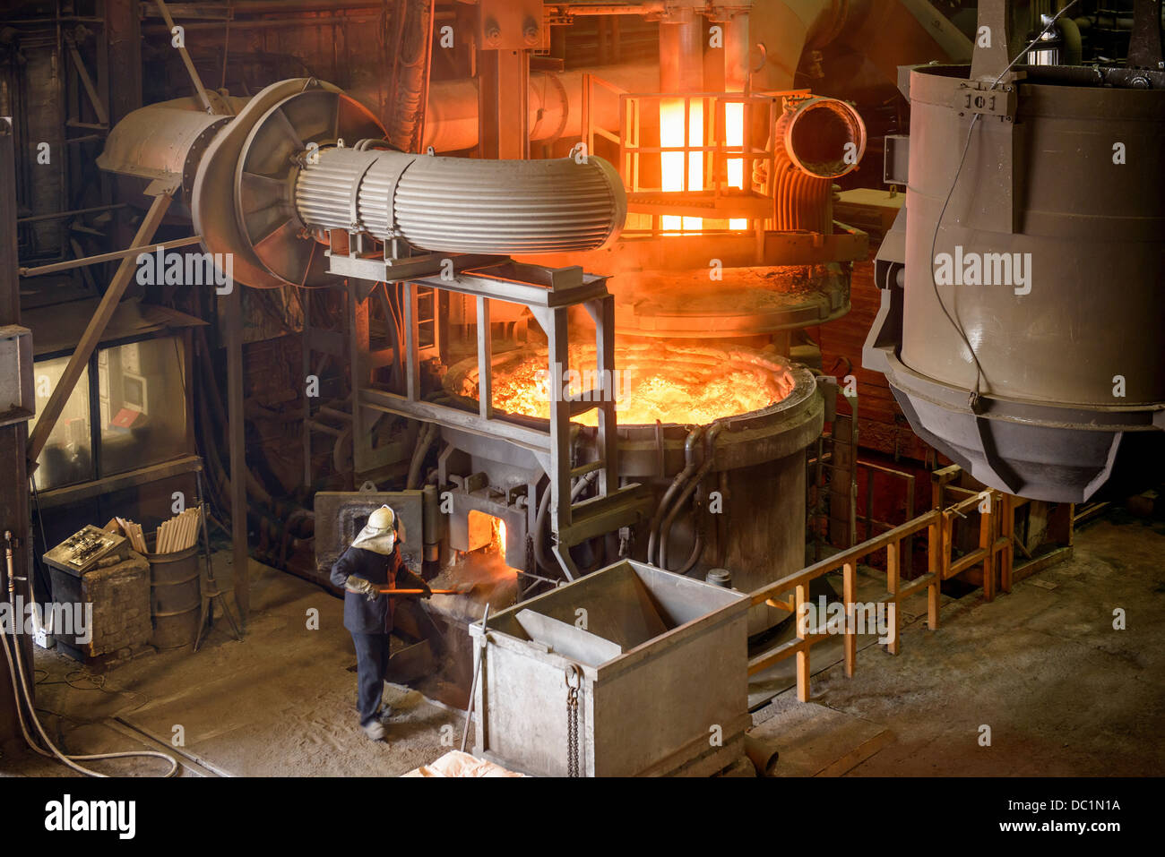 Erhöhten Blick auf Stahlarbeiter und Ofen in Stahlgießerei Stockfoto
