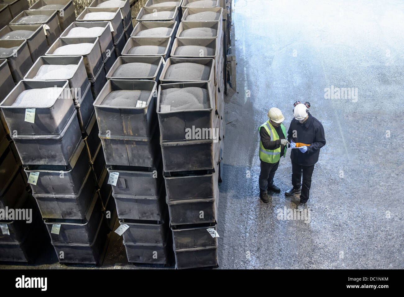 Arbeitnehmer Überwachung Kisten mit Stahlschrot in Stahlgießerei Stockfoto