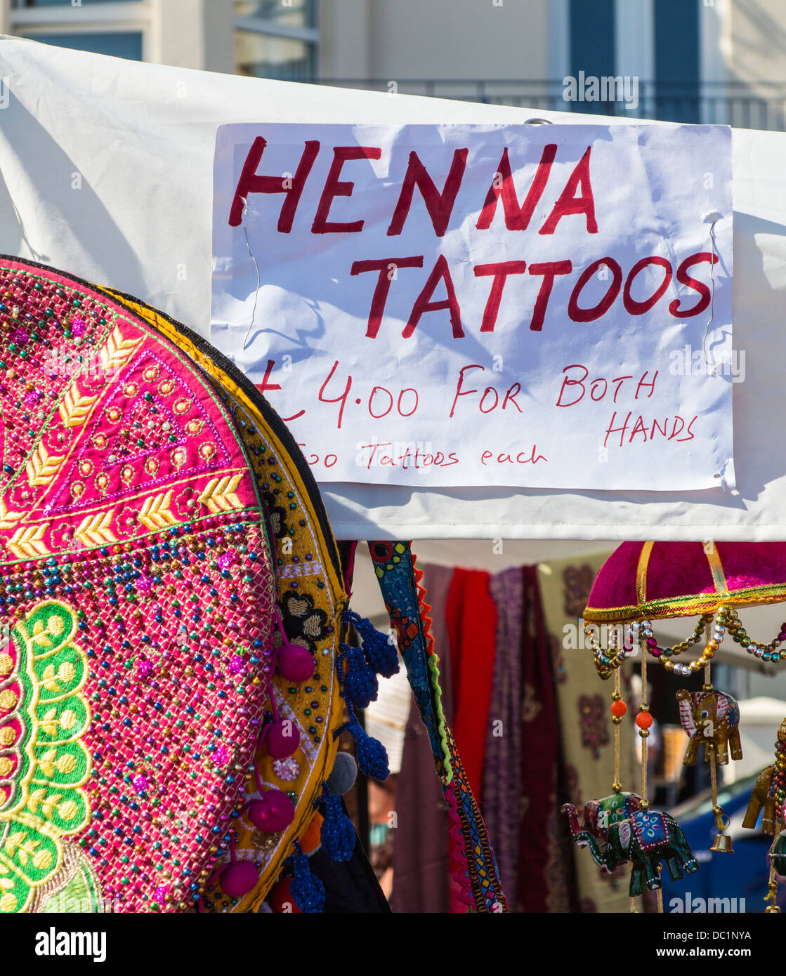 Melden Sie mit Henna-Tattoos auf Sidmouth International Festival, Devon, England Stockfoto