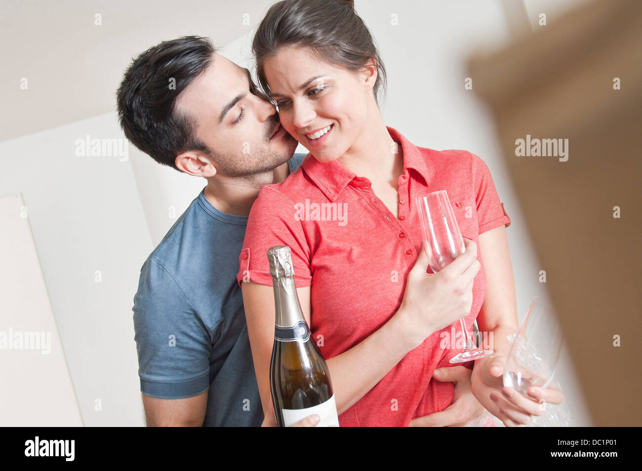 Junges Paar mit Champagner zu feiern Stockfoto