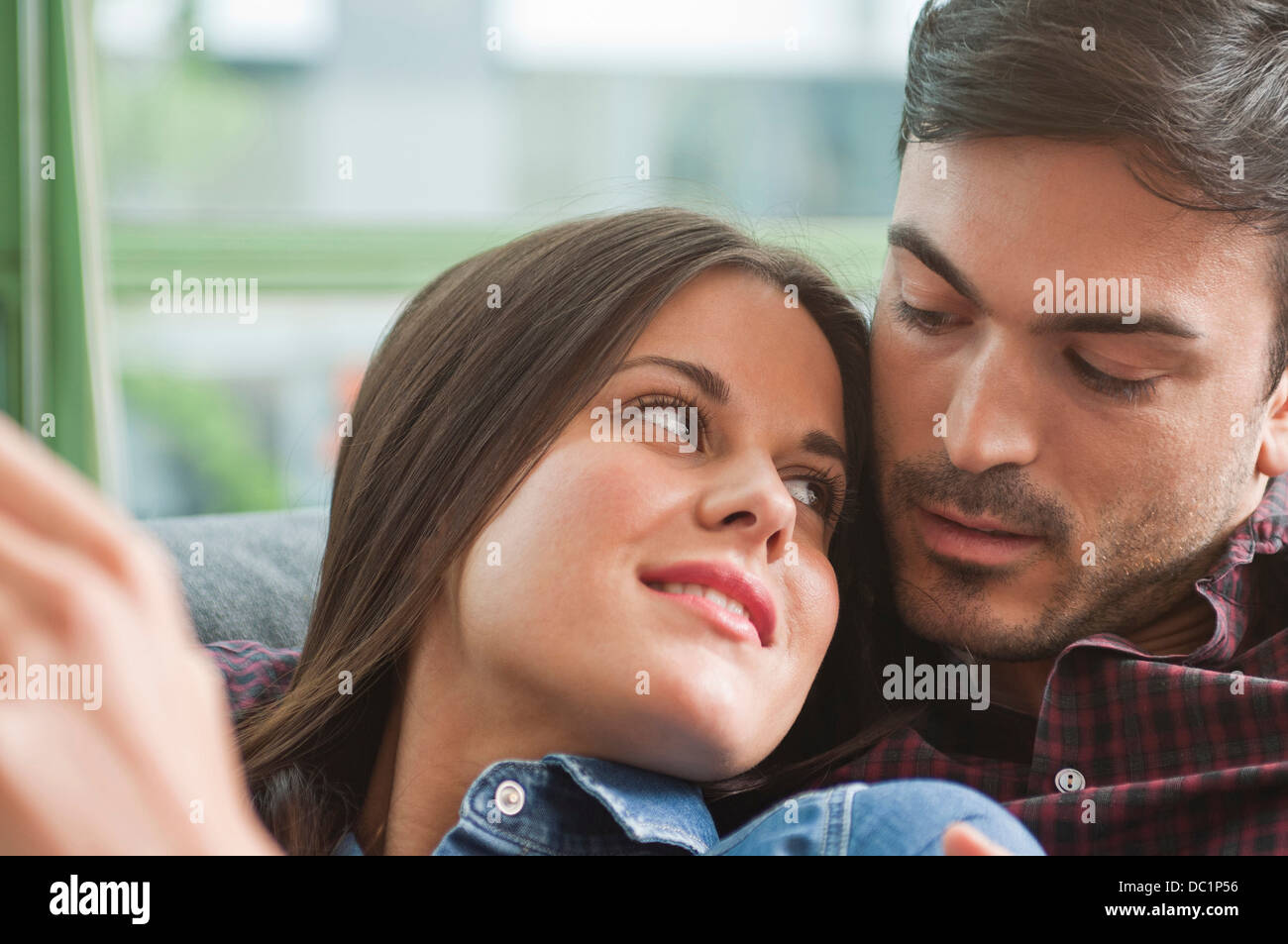 Romantische junges Paar Faulenzen am sofa Stockfoto