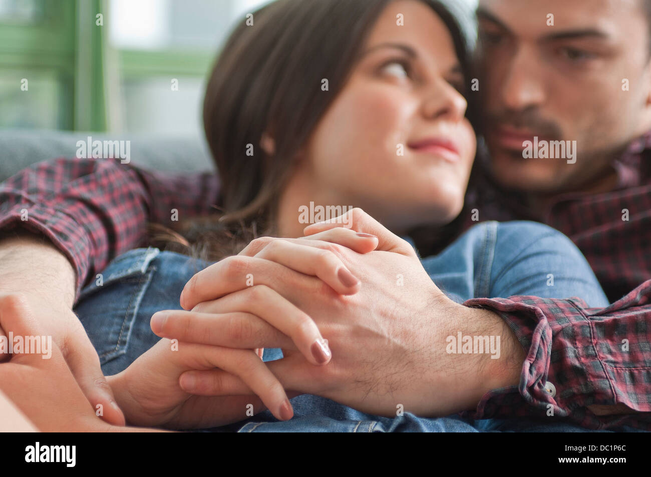 Nahaufnahme eines romantischen junges Paar auf sofa Stockfoto