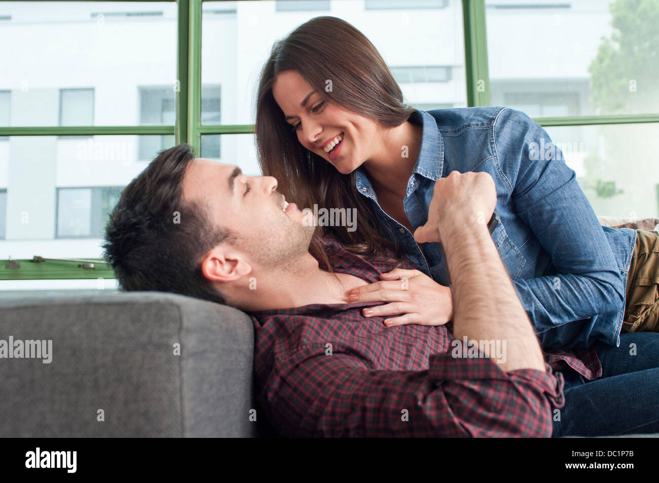 Romantische junges Paar zu Hause täuschen über Stockfoto