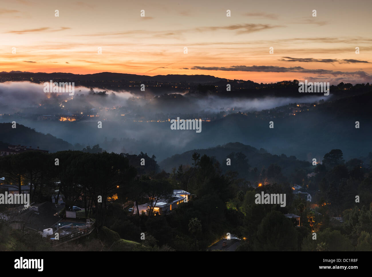 Erhöhte Ansicht von Mulholland Drive in der Abenddämmerung, Los Angeles, USA Stockfoto