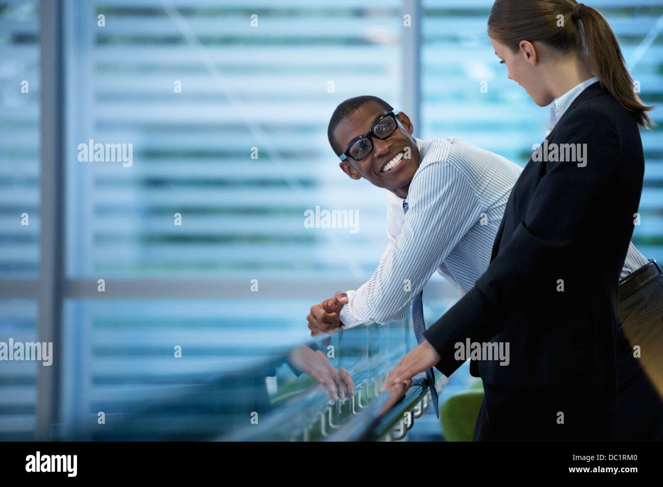 Lächelnd, Geschäftsmann und Geschäftsfrau im Gespräch Stockfoto
