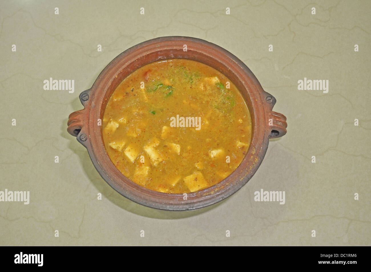 Paneer (indischer Käse) Curry in einem irdenen Topf Stockfoto