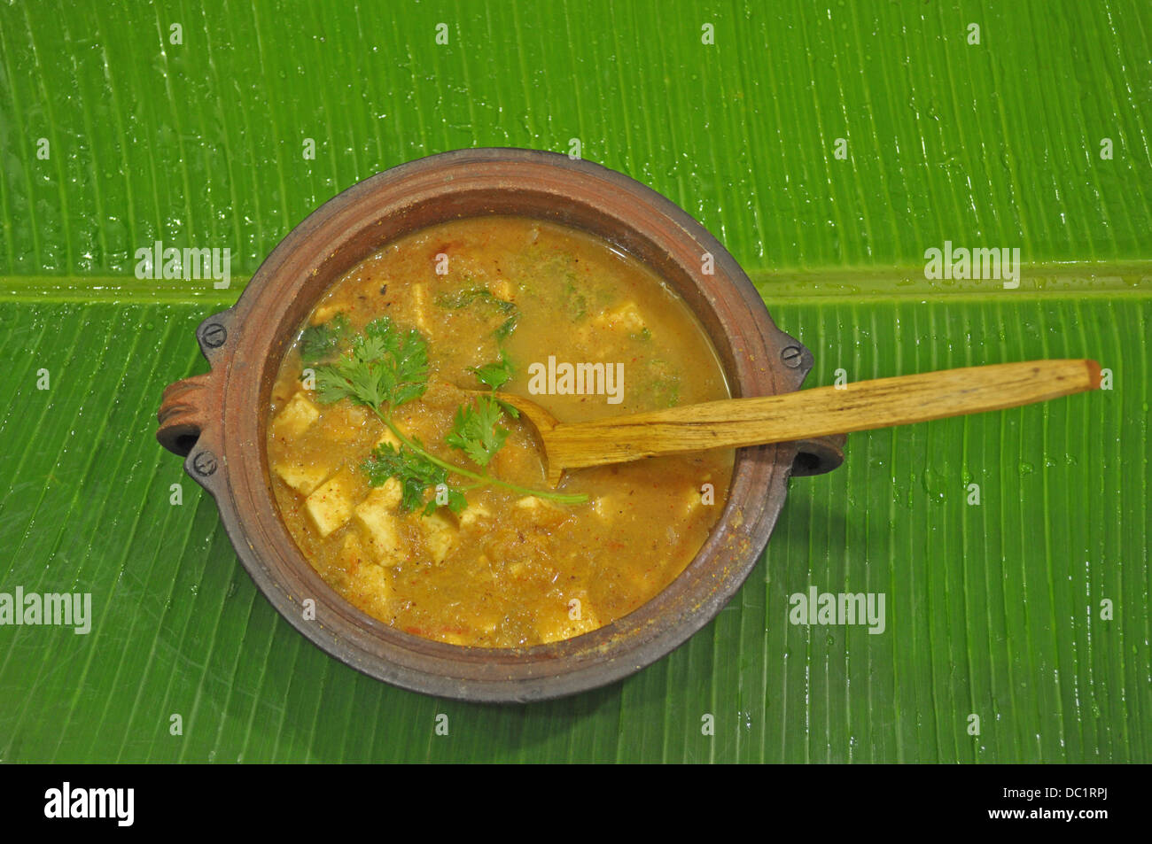 Paneer (indischer Käse) Curry in einem irdenen Topf Stockfoto