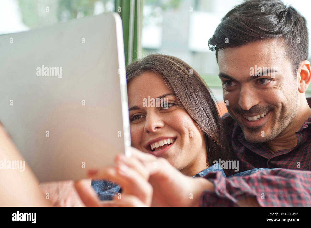 Junges Paar Blick auf digital-Tablette Stockfoto