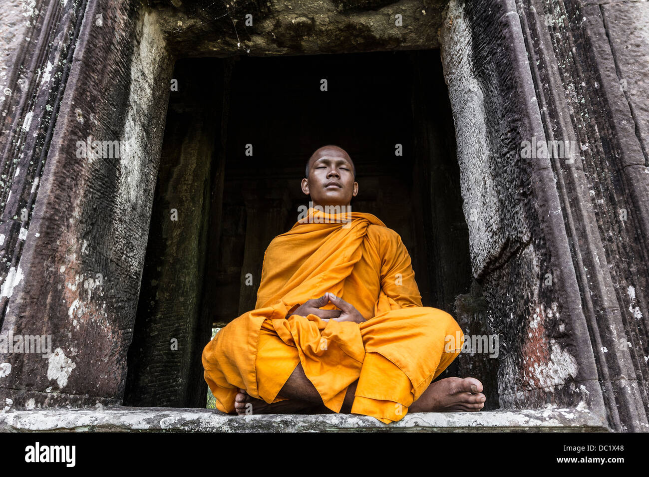 Young-buddhistischer Mönch Meditation im Tempel in Angkor Wat, Siem ...