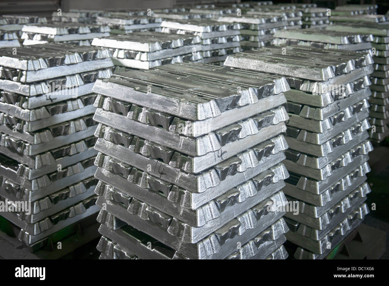 Geordnete Stapel von Aluminium-Barren Stockfoto