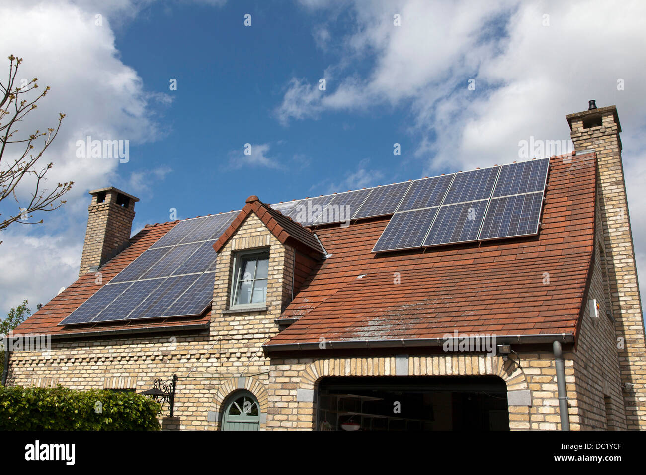 Einfamilienhaus mit Sonnenkollektoren auf dem Dach Stockfoto