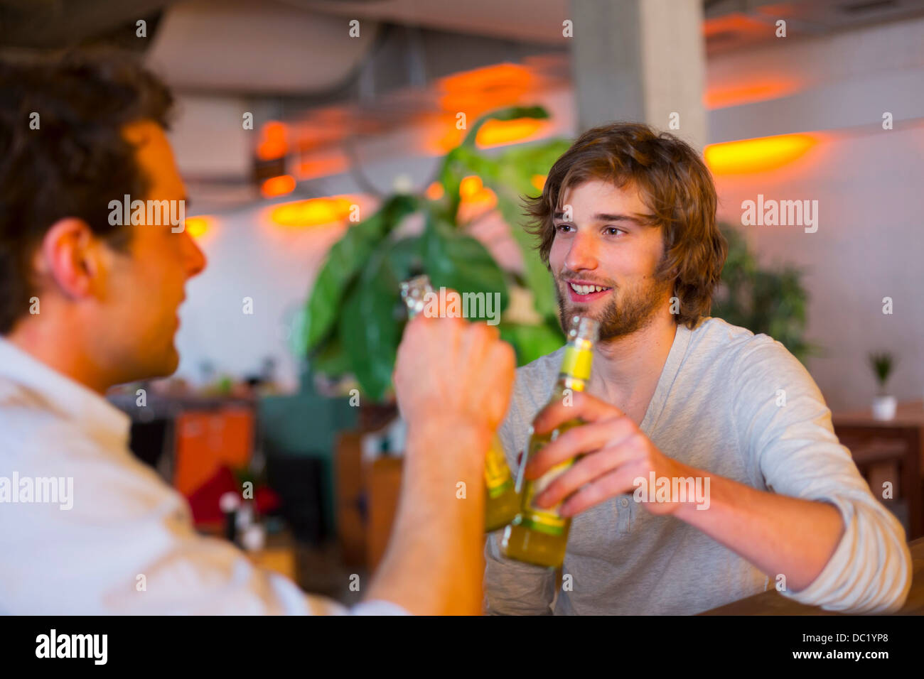 Zwei Männer mit Bierflaschen Stockfoto