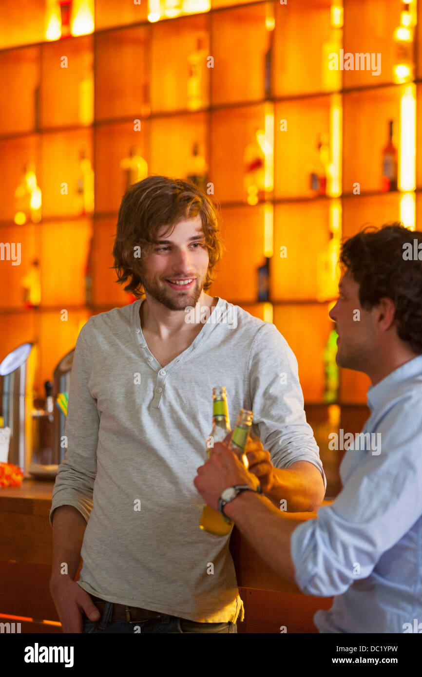 Zwei Männer stehen am bar mit Flaschen Bier Stockfoto
