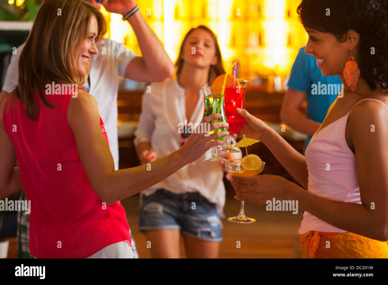 Freunde tranken Cocktails in der Bar Stockfoto