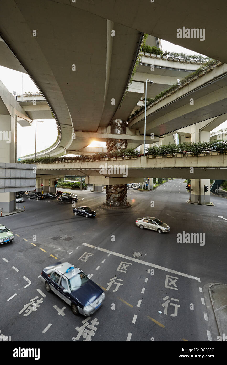 Vogelperspektive Blick auf Verkehr auf Straße, Shanghai, China Stockfoto