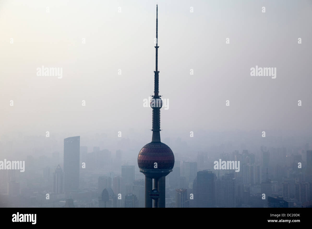 Oriental Pearl Tower über nebligen Stadtbild, Shanghai, China Stockfoto