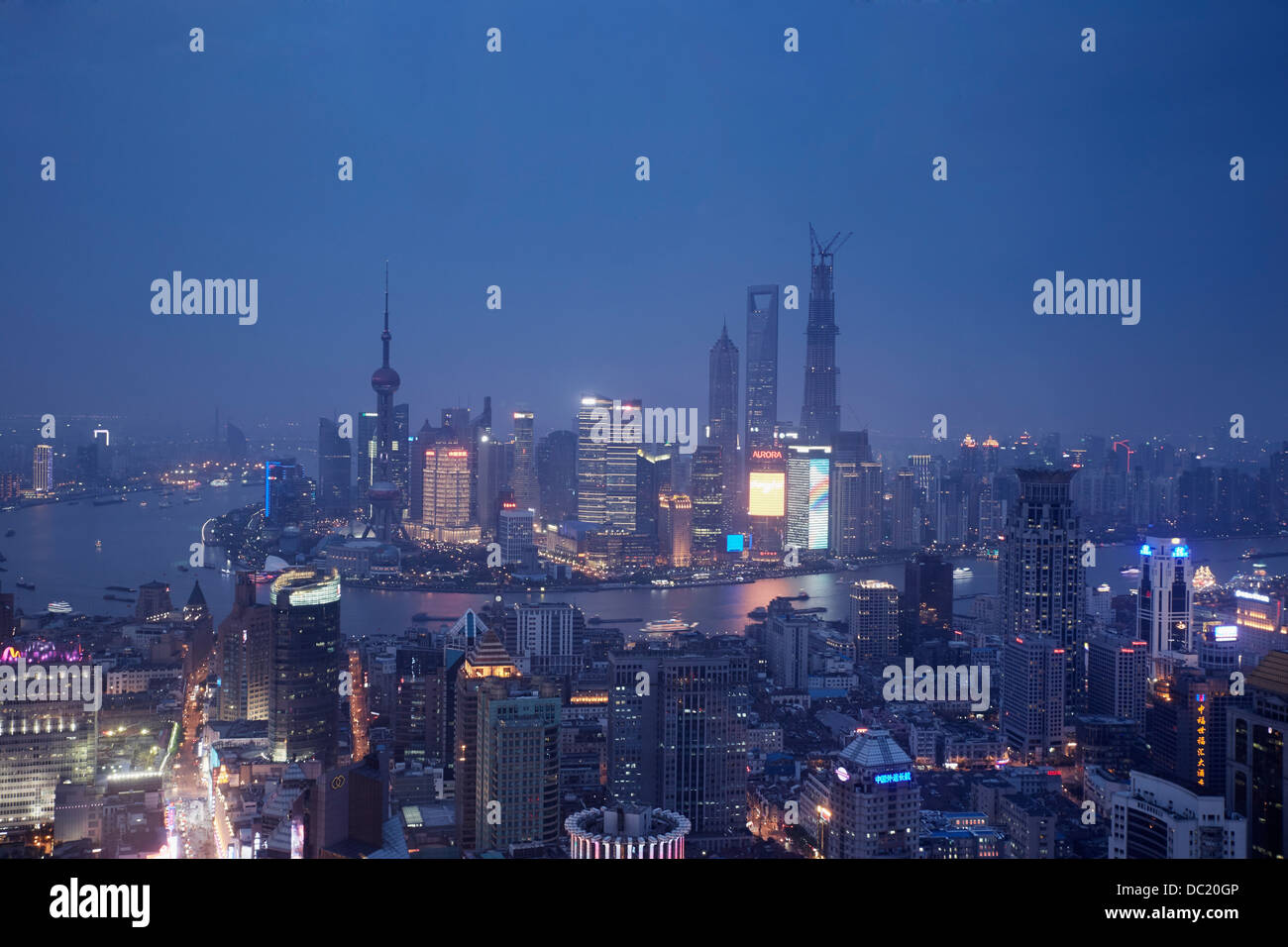 Stadtbild von Shanghai bei Nacht, China Stockfoto
