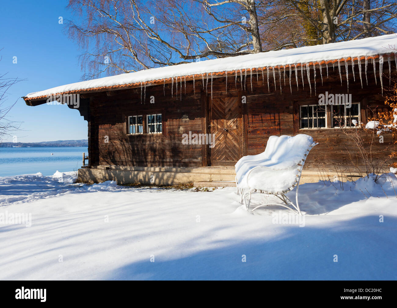 Schnee bedeckt Blockhaus, Starnberger See, Bayern, Deutschland Stockfoto