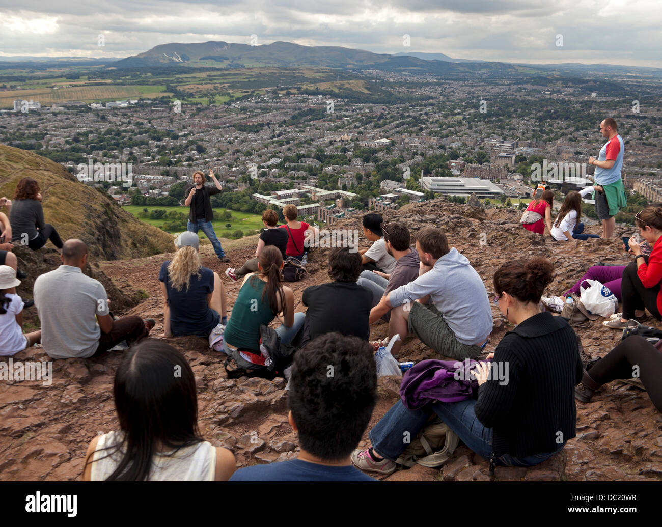 Edinburgh Fringe Festival, Schottland 7. August 2013. "Barry auf Arthurs Seat", ist dies eine Show beim Gipfel von Arthurs Seat, jeden Tag um 13:00. Eine völlig einzigartige (und lustige) Veranstaltung am spektakulärsten Veranstaltungsort in Edinburgh. Von Barry Farne durchgeführt. Stockfoto