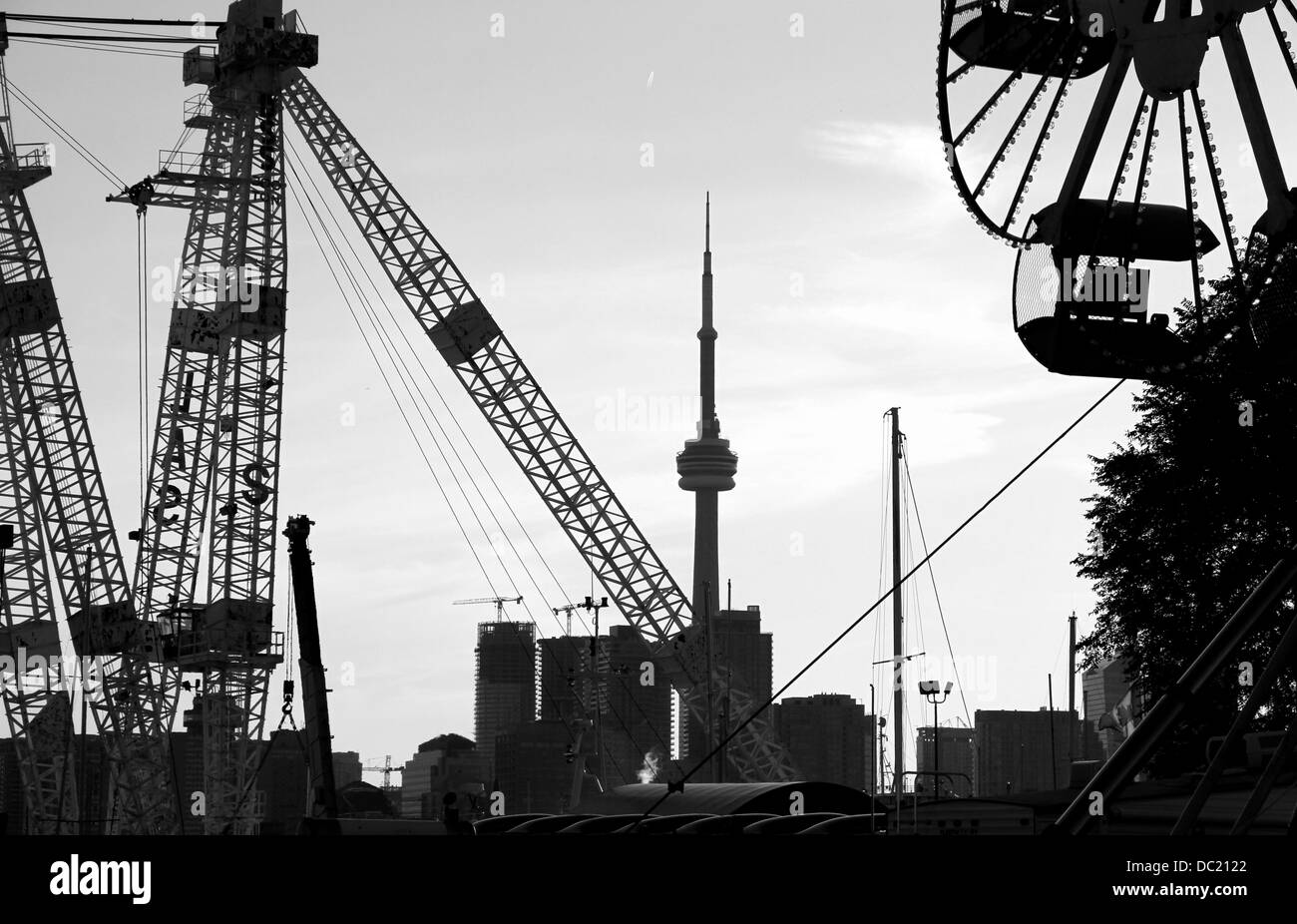 CN Tower in Toronto gesehen von der industriellen Hafen der Cherry Street bei Sonnenuntergang Stockfoto