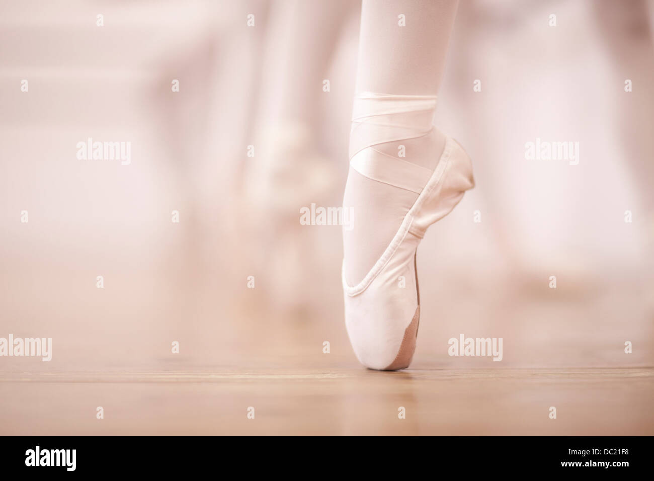 Detail der Ballerinas Beine im Tanzstudio Stockfoto