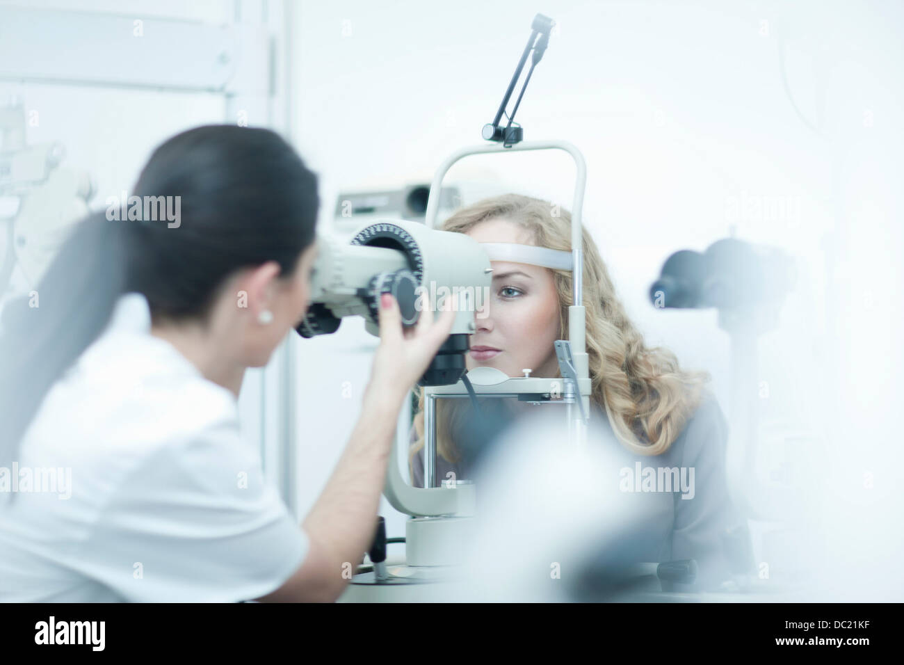 Optiker und Patient in der Augenklinik Stockfoto