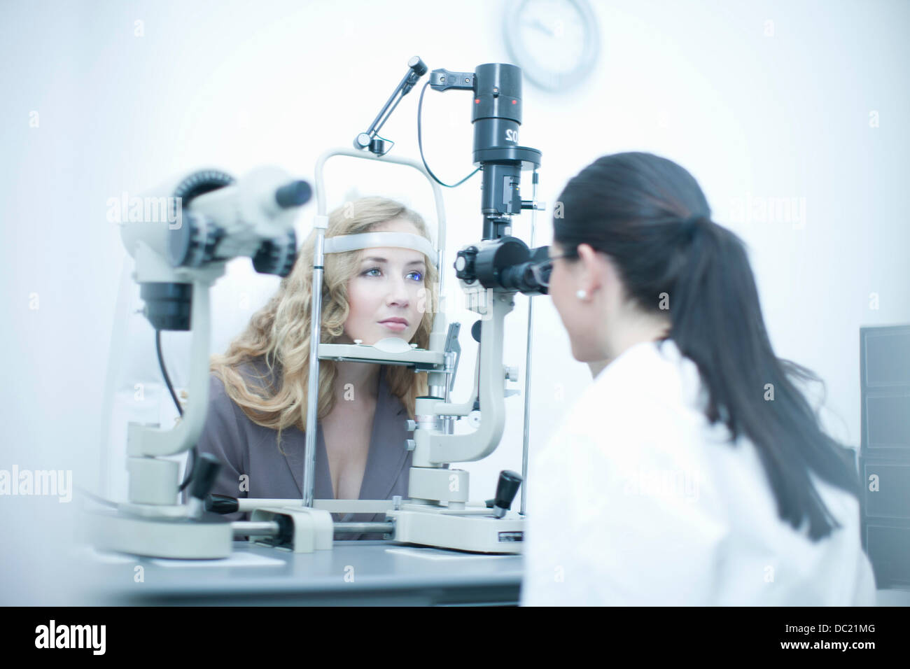 Patienten und Optiker in Augenklinik Stockfoto