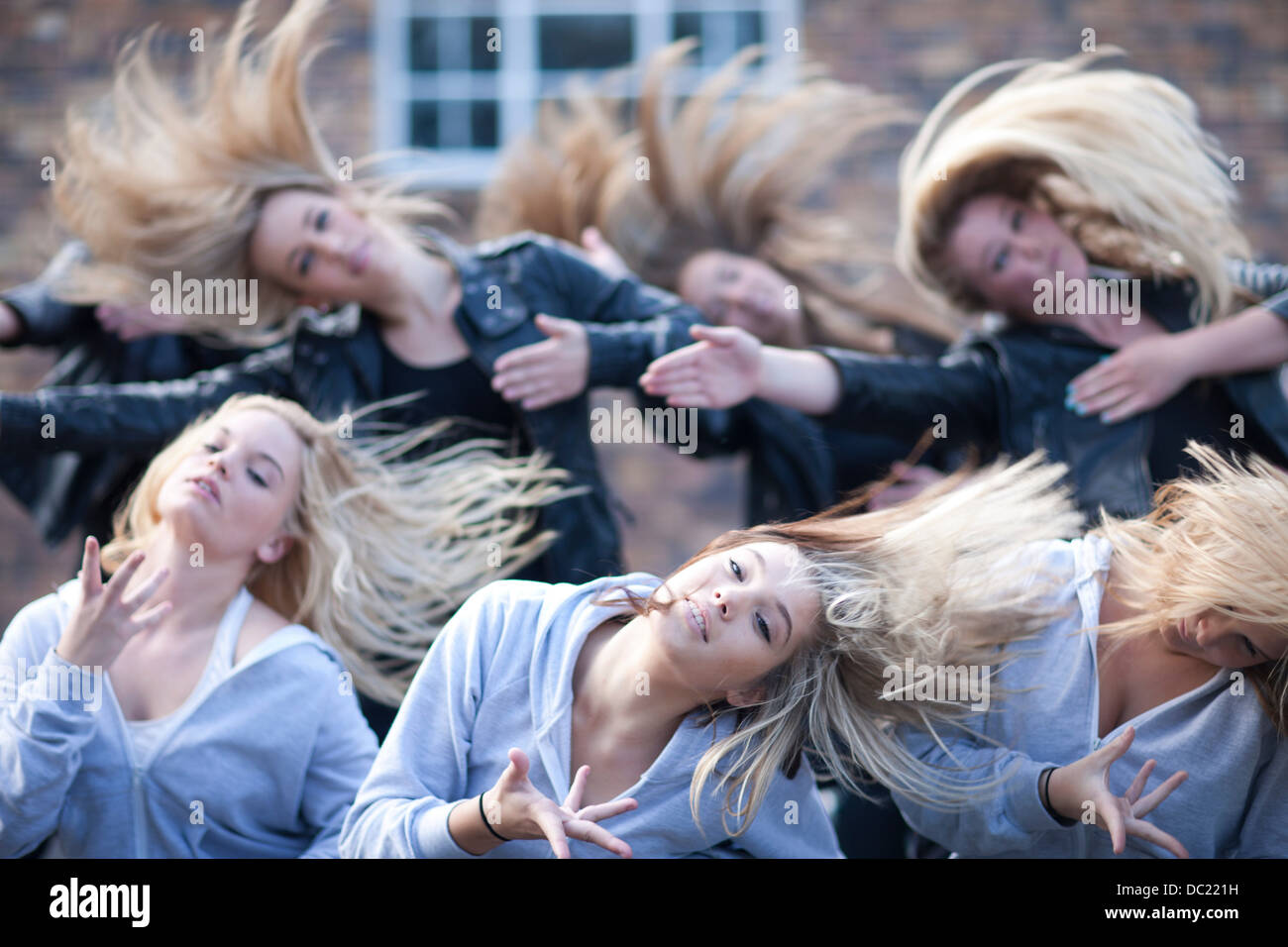 Mädchen üben tanzen in Parkplatz Stockfoto