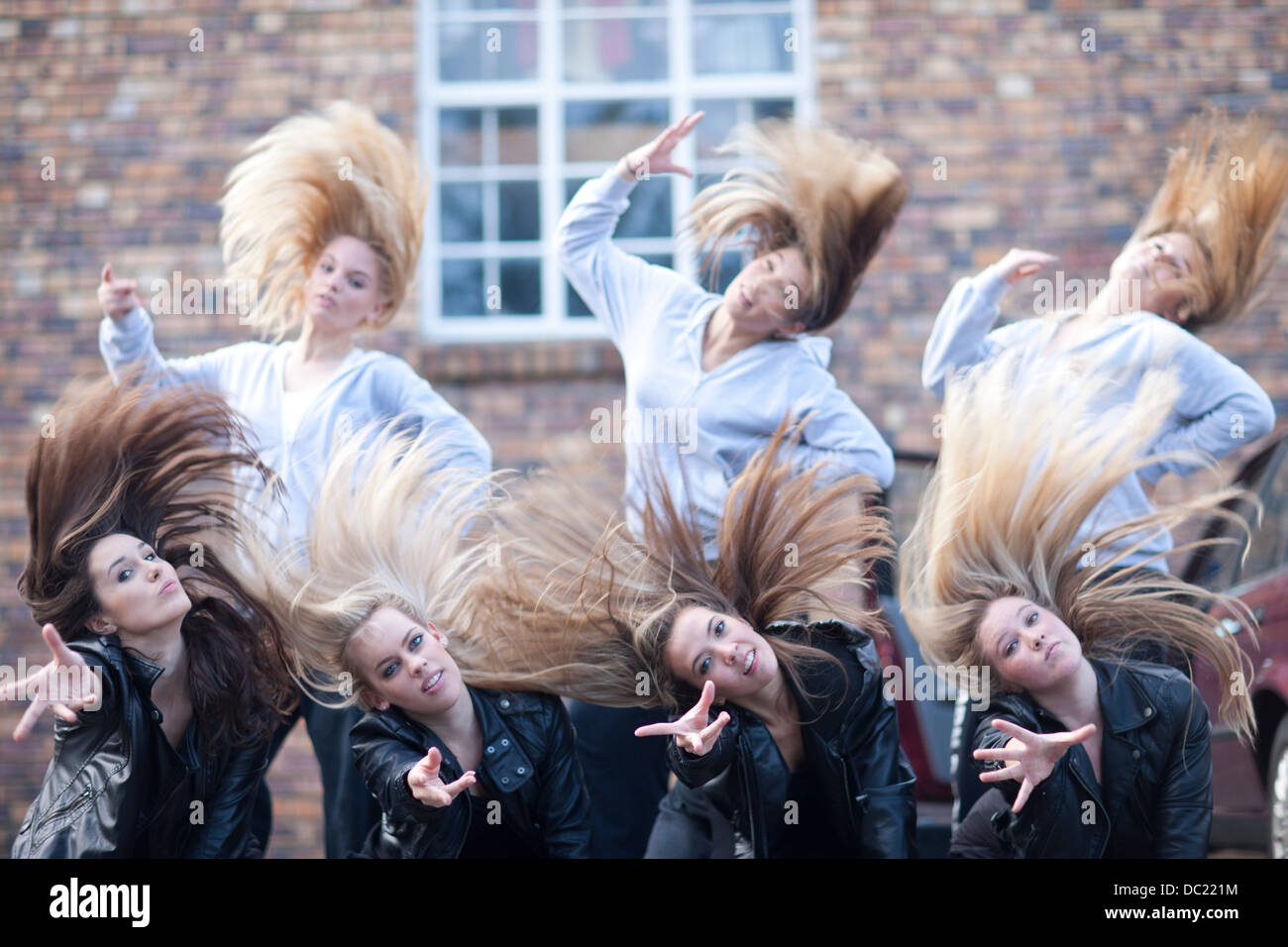 Gruppe von Mädchen üben Tanz auf Parkplatz Stockfoto