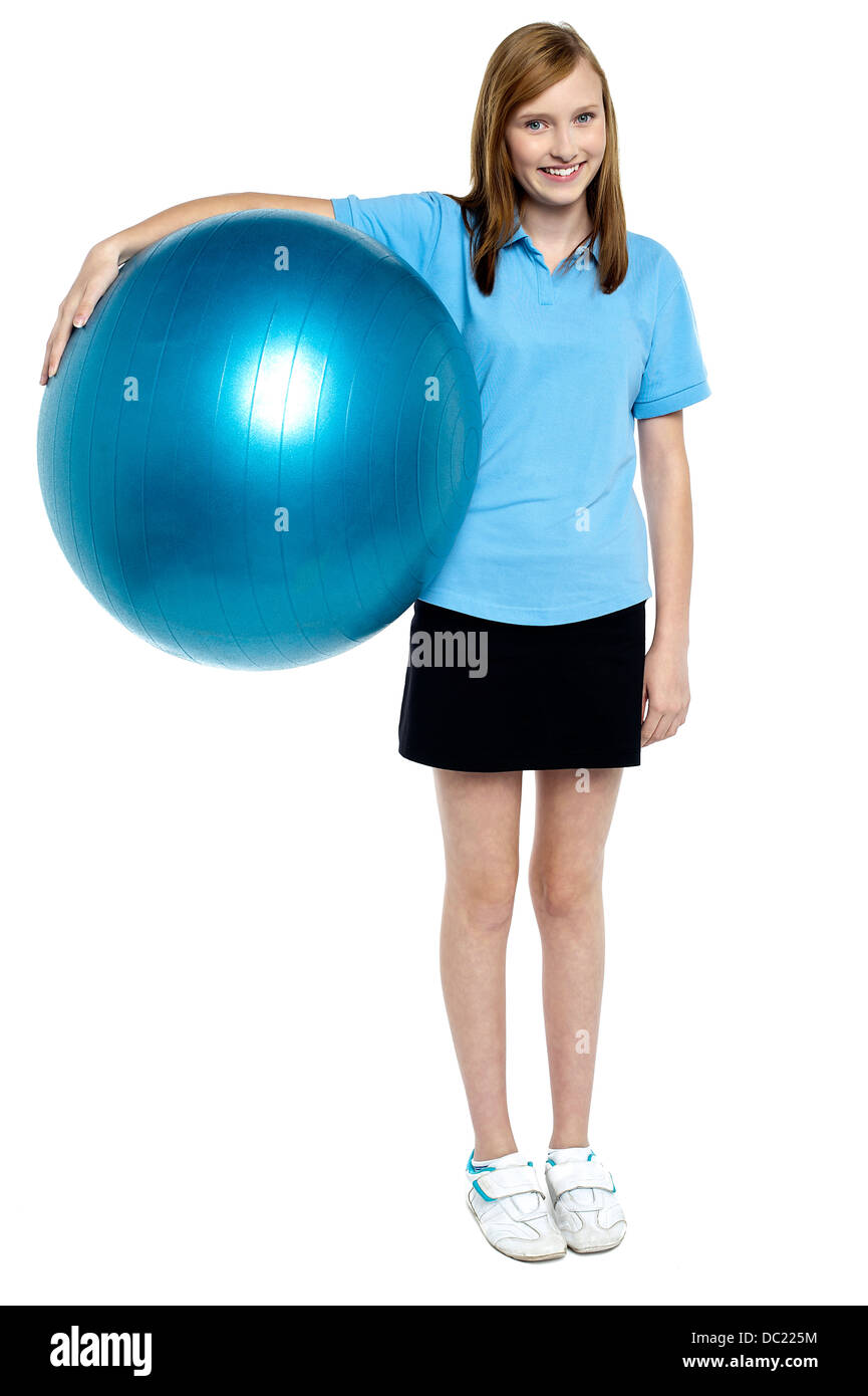 Schlank und Fit Teen Mädchen mit einem Swiss-ball Stockfoto