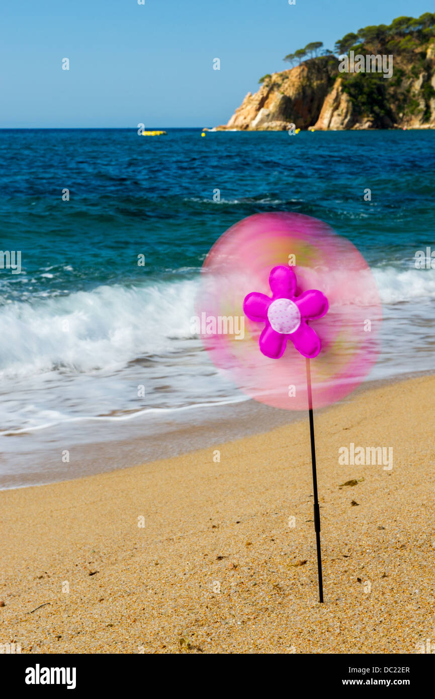 Drehen bunte Windmühle am Sommerstrand Stockfoto