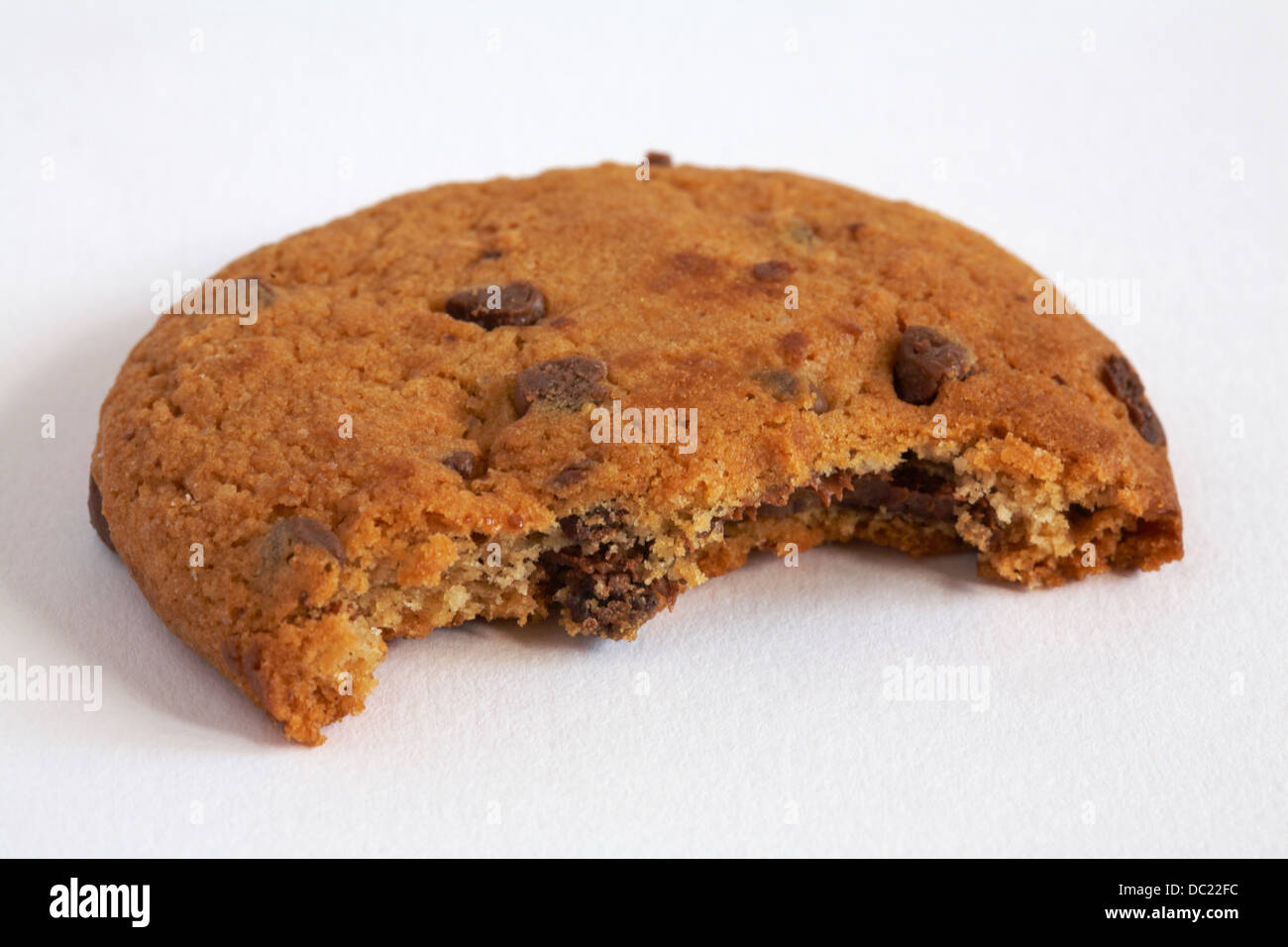 Gebissen neuen Maryland Gooeys Haselnuss - crunchy Cookie mit einem Klebrigen chocolatey Zentrum auf weißem Hintergrund gefüllt Stockfoto