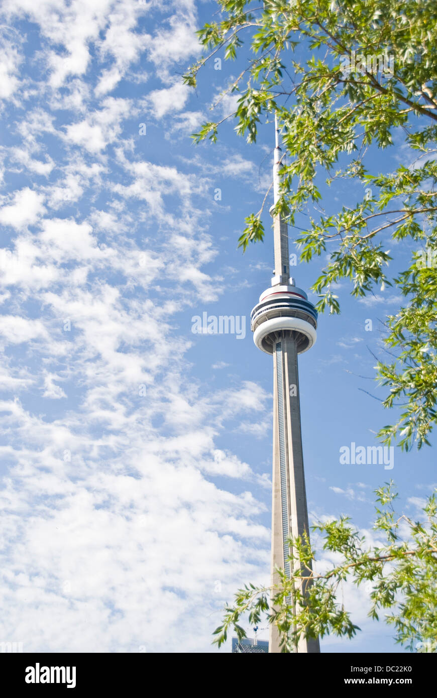 Niedrigen Winkel Ansicht der CN Tower in Toronto, Ontario, Kanada Stockfoto