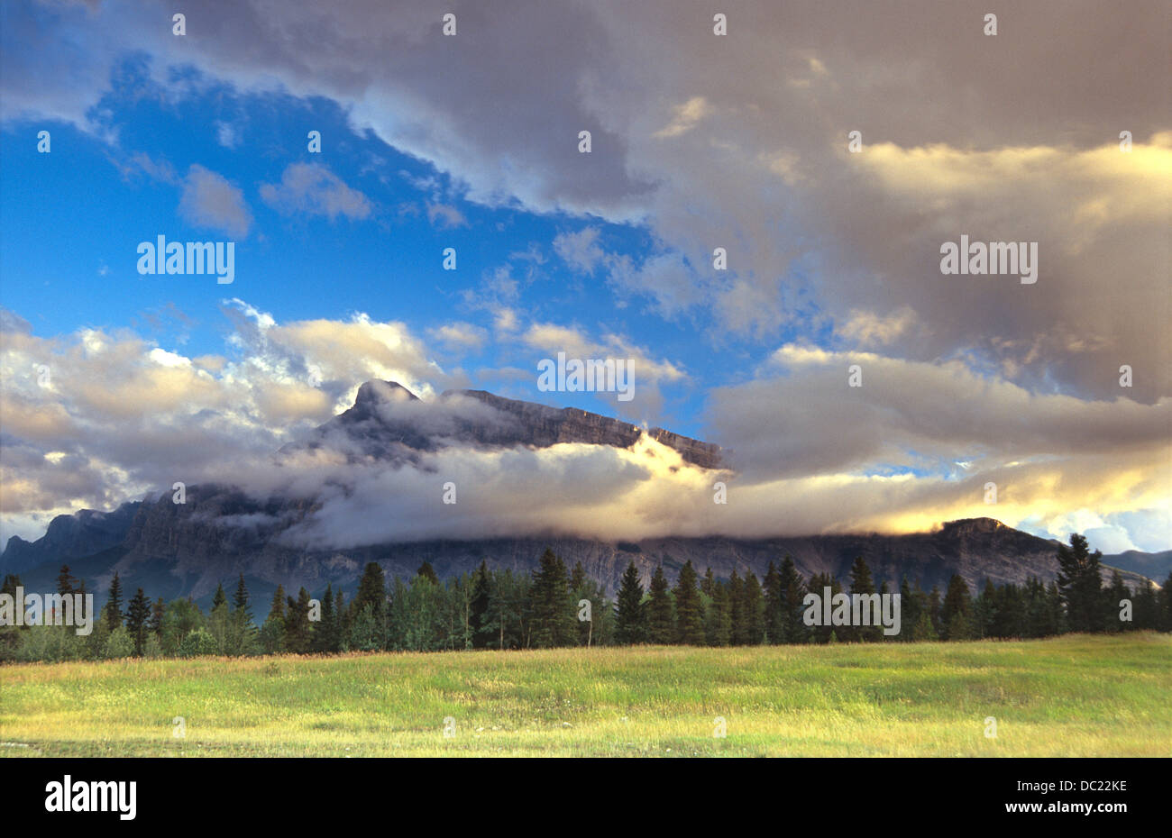Ein Sturm löscht um Mount Rundle Stockfoto
